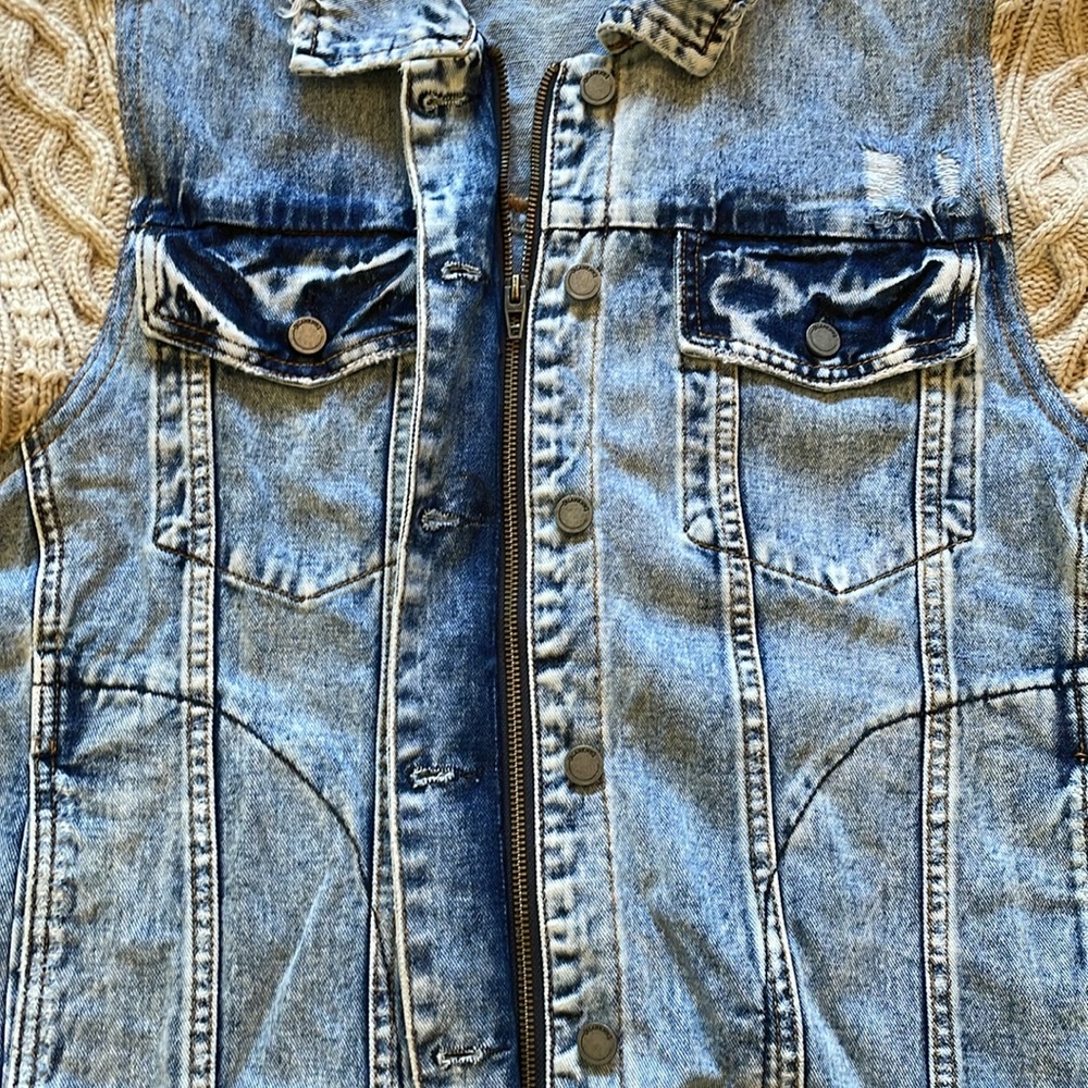 NWOT Blank NYC Large Distressed Denim Jean Jacket with Sweater Sleeves - Picture 7 of 10